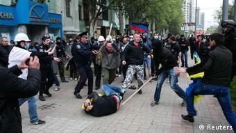 Pro-Russian men attack pro-Ukrainian supporters during a pro-Ukrainian rally in Donetsk, eastern Ukraine April 28, 2014
(Photo: REUTERS/Baz Ratner)