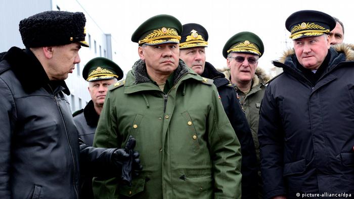 Сергей Шойгу в окружении военных