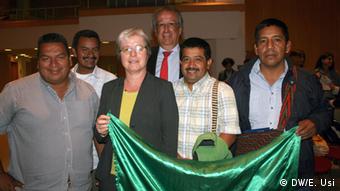 La directora del Instituto Iberoamericano de Berlin, Barbara Göbel y líderes del CRIC. Atrás, con corbata, el embajador de Colombia, Juan Mayr Maldonado. 