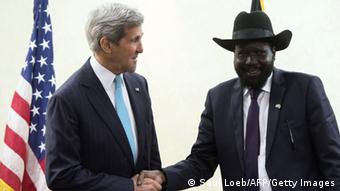 Waziri wa Mambo ya nje wa Marekani John Kerry akiwa na Rais Slava Kiir wa Sudan Kusini mjini Juba.(02.05.2014)