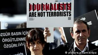 Turski novinari na protestima protiv ograničavanja slobode štampe u Turskoj