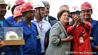 Rais Dilma Rousseff wa Brazili akiwa na wahandisi wakati alipoutembelea uwanja wa Itaquerao mjini Sao Paulo.