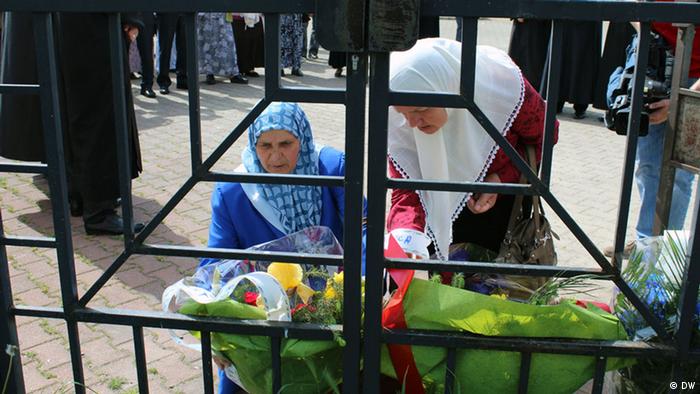 Majke i supruge bošnjačkih žrtava su polaganjem cvijeća na stadionu u Bratuncu odali poštu ubijenima