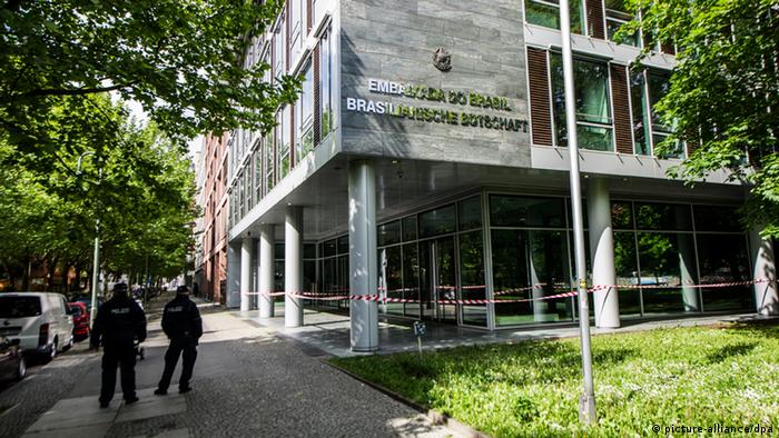 Embaixada brasileira é apedrejada em Berlim