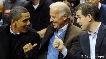 Barack Obama, Joe Biden und Hunter Biden sitzen nebeneinander (Foto: Alexis C. Glenn-Pool/Getty Images)