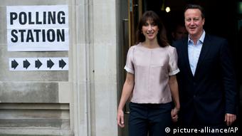 Britanski premijer Cameron sa suprugom ispred jednog od glasačkih mjesta