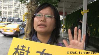 Demonstrantin Linda ist aus dem weiten Kaohsiung angereist (Foto: K. Bardenhagen/DW)