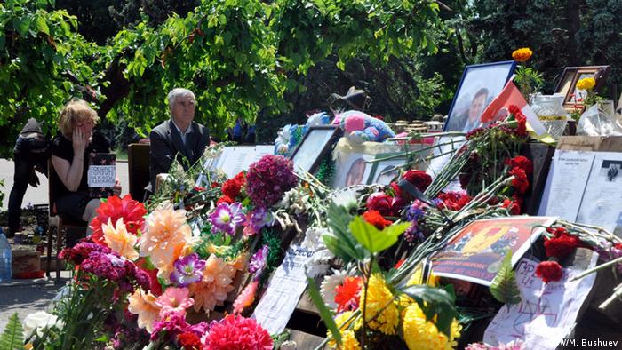 Цветы в память о погибших в Доме профсоюзов 2 мая 2014 года