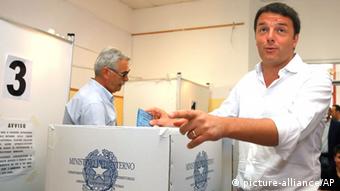 Matteo Renzi casting his ballot