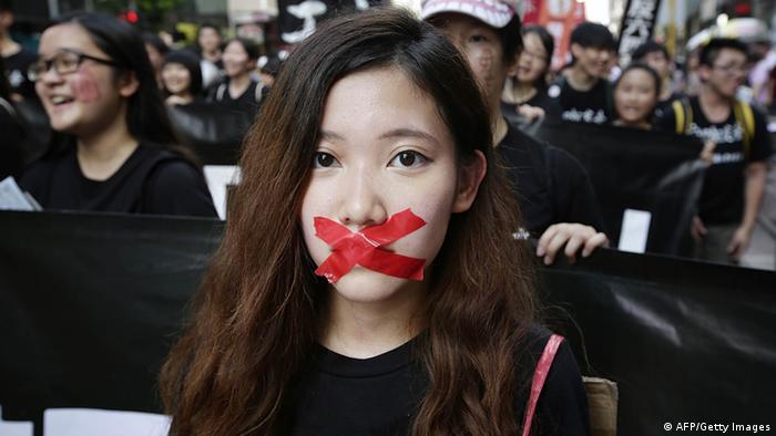 Hunderte Menschen demonstrieren vor Tiananmen-Jahrestag in Hongkong 1.6.2014