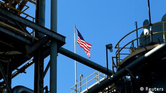 Американский флаг над химическим заводом