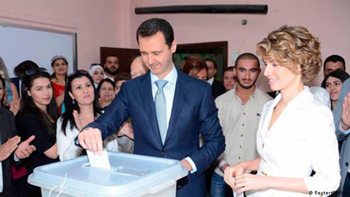 Syrischer Präsident Baschar al-Assad und Ehefrau Asma bei der Stimmabgabe (Foto: Reuters)