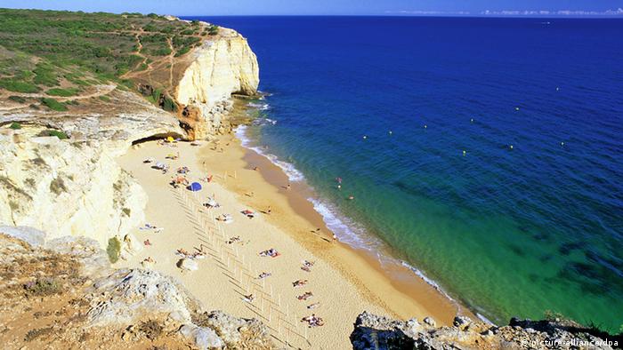 An den Felsküste der Algarve gibt es kleine Badebuchten mit türkisem Wasser (Foto: Picture-alliance/dpa)
