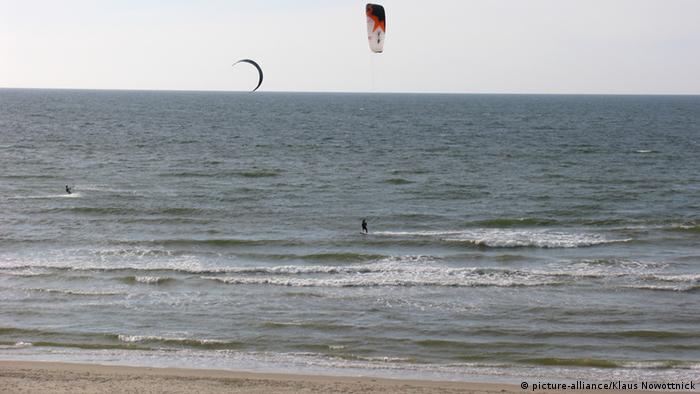 Ein Surfer surft vor der dänischen Nordseeküste. (Foto: Picture-alliance/Klaus Nowottnik)