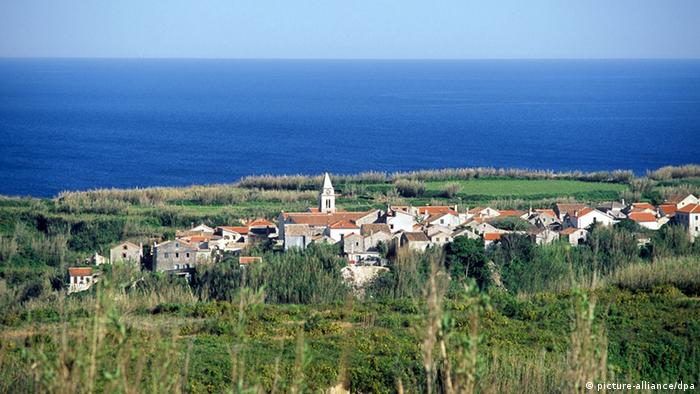 Ein Dorf an der kroatischen Küste liegt im Grünen. (Foto: Picture-alliance/dpa)