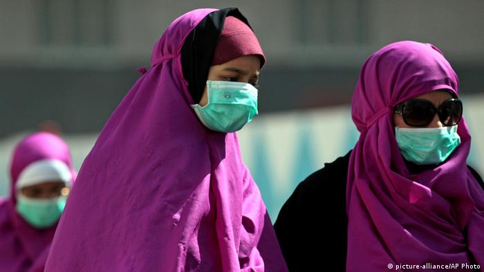 چند زائر در شهر مکه با ماسک تنفسی