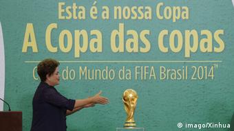 Brasilien Präsidentin Dilma Rousseff mit WM-Pokal
