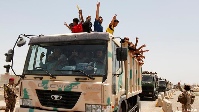 Volunteers ready to fight against ISIS insurgents
Photo: REUTERS/Ahmed Saad 