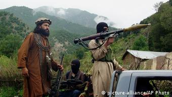 Paquistaní patrulla talibanes en su bastión de Shawal en la región tribal paquistaní de Waziristán del Sur (Foto AP / Ishtiaq Mahsud, Archivo) 
