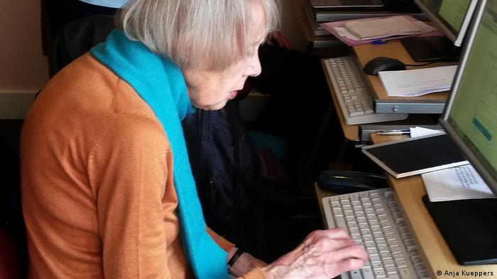 Rosemary Sargentson on a computer. (Photo: Anja Kueppers, London)