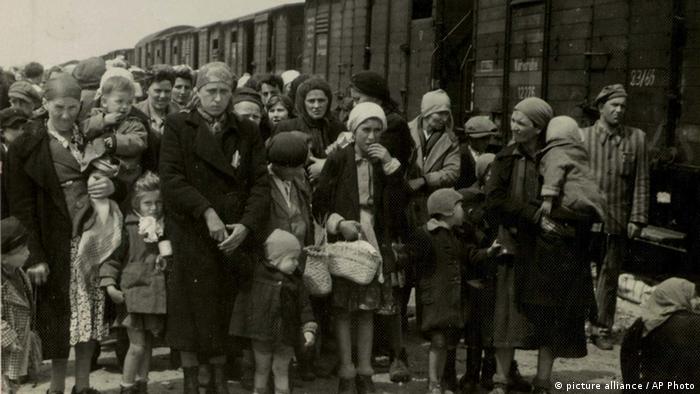 انتقال زنان و مردان یهودی به اردوگاه مرگ آشویتس