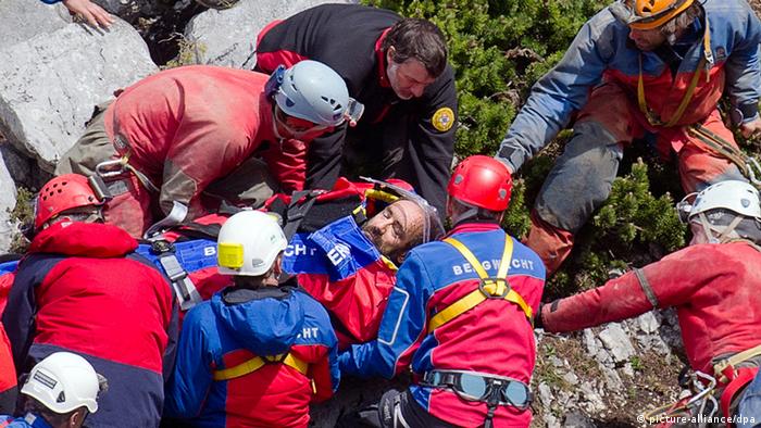 The rescue team outside the cave
Photo: Nicolas Armer/dpa