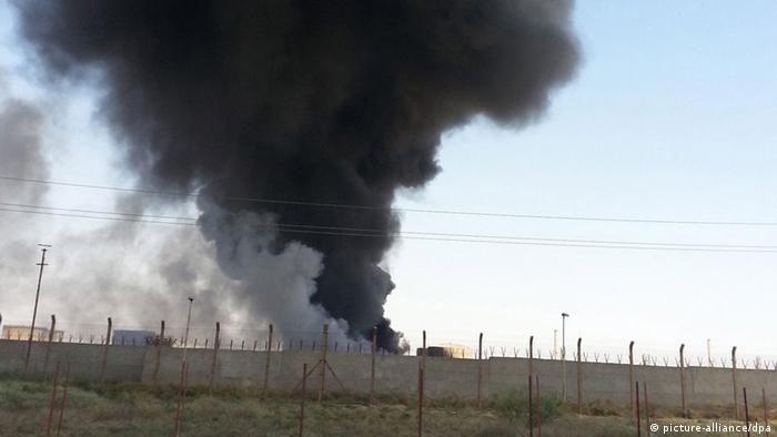 Smoke rises from the the Baiji oil refinery in northern Iraq, 19 June 2014. Workers were evacuated from Iraq's key Baiji refinery, local sources said, as it remained unclear who was actually in control of the plant which accounts for almost a third of the country's refining capacity. Baiji has been the scene of intermittent fighting since the jihadist Islamic State in Iraq and the Levant (ISIL) launched its attack against Iraqi government forces last week, seizing the northern city of Mosul and a string of towns stretching south towards Baghdad. EPA/STR +++(c) dpa - Bildfunk+++
