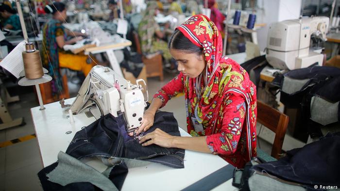Näherin Textilverarbeiterin Bangladesch billige Kleidung 