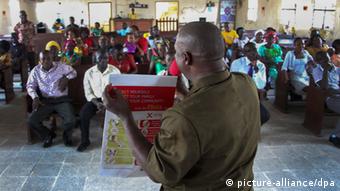 Afisa wa UNICEF akihamasisha umma kuhusu Ebola Liberia