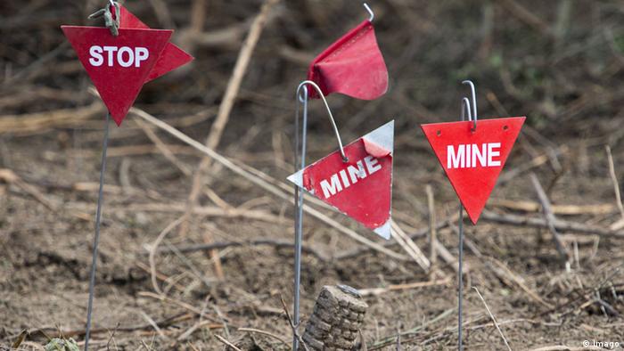 A sign warning about landmines (Photo: imago/Xinhua)