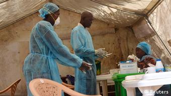 Wahudumu wa afya wakimuhudumia mgonjwa wa Ebola Sierra Leone