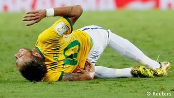 Neymar akigaaga chini baada ya kuumia uwanjani.