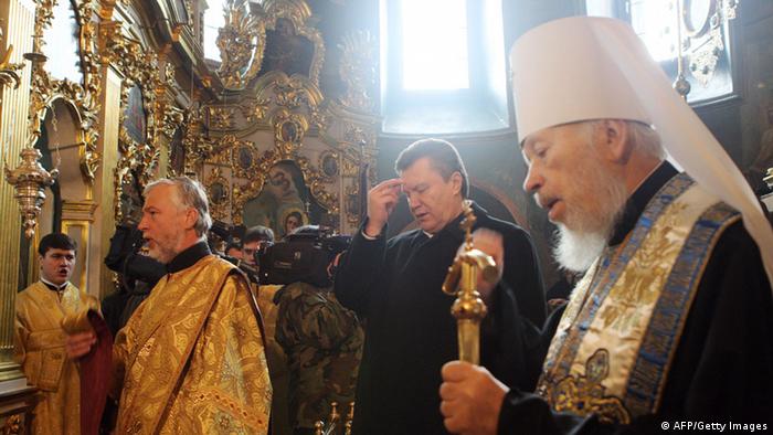Екс-президент України Віктор Янукович на церковній службі під головуванням екс-глави УПЦ (МП) Володимира (Сабодана)