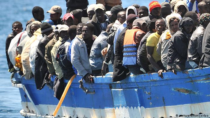 Symbolbild Flüchtlinge Mittelmeer Bootsflüchtlinge Migranten 