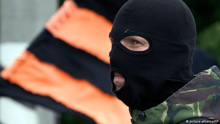 Ukraine separatist wearing ski mask 06.07.2014