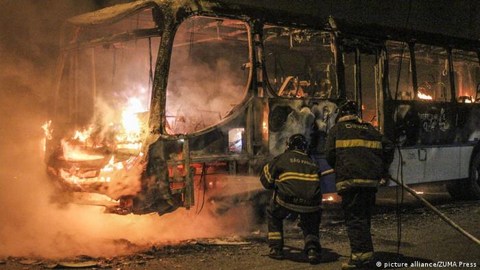 ده‌ها اتوبوس و خودرو در شهرهای برزیل پس از شکست تیم ملی فوتبال این کشور به آتش کشیده شدند