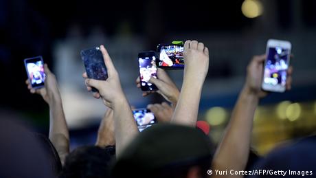 Symbolbild FIFA WM 2014 Fans Handys
