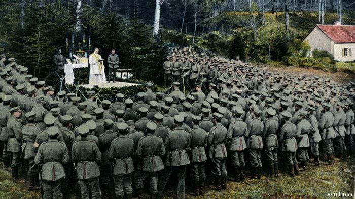 Postkarte: Katholischer Feldgottesdienst für deutsche Soldaten in den Vogesen (1915) - Foto: Ullstein