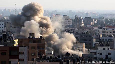 ارتفاع عدد ضحايا الغارات الإسرائيلية على غزة إلى المائة  أخبار  DWDE  11072014
