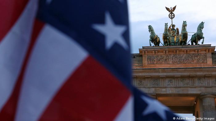 USA Fahne Brandenburger Tor Berlin