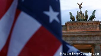 USA Fahne Brandenburger Tor Berlin