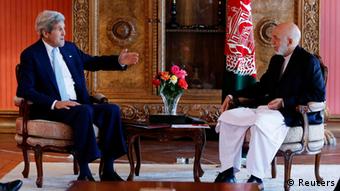 Waziri wa Mambo ya Nje wa Marekani, John Kerry (kulia) na Rais Hamid Karzai wa Afghanistan.