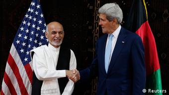 Waziri wa Mambo ya Nje wa Marekani, John Kerry (kushoto) na mgombea aliyetangazwa mshindi, Ashraf Ghani.