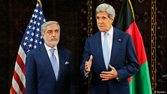 Waziri wa Mambo ya Nje wa Marekani, John Kerry (kulia) na kiongozi wa upinzani wa Afghanistan, Abdullah Abdullah.