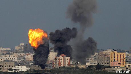أول توغل إسرائيلي في غزة والغارات متواصلة  أخبار  DWDE  13072014