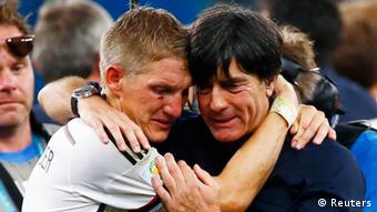 Après le match, l'émotion de Bastian Schweinsteiger et de l'entraîneur Joachim Löw