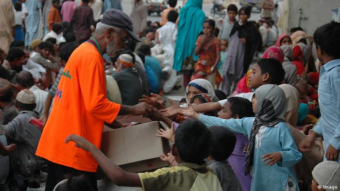 Pakistan poor peoples fasting - ramadan at saylani welfare trust centre clifton in karachi (Photo: ILYAS DEAN/PAK-IMAGES PUBLICATIONxNOTxINxDEN)