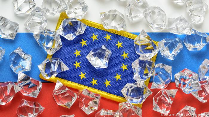 Флаги России и ЕС засыпаны льдом