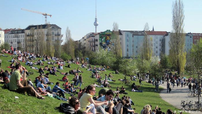 Berlin residents hanging out at Mauerpark on a Sunday afternoon, Copyright: DW / Anne-Sophie Brändlin