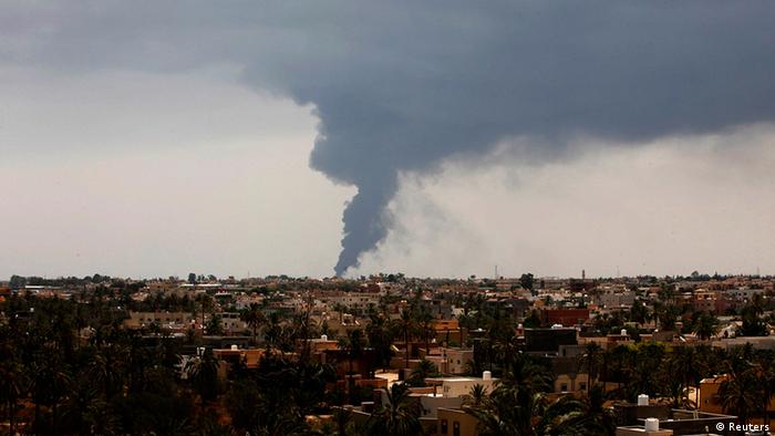 Libyen Tripolis Brand in Treibstoff Tanks Raketenbeschuss Rakete 